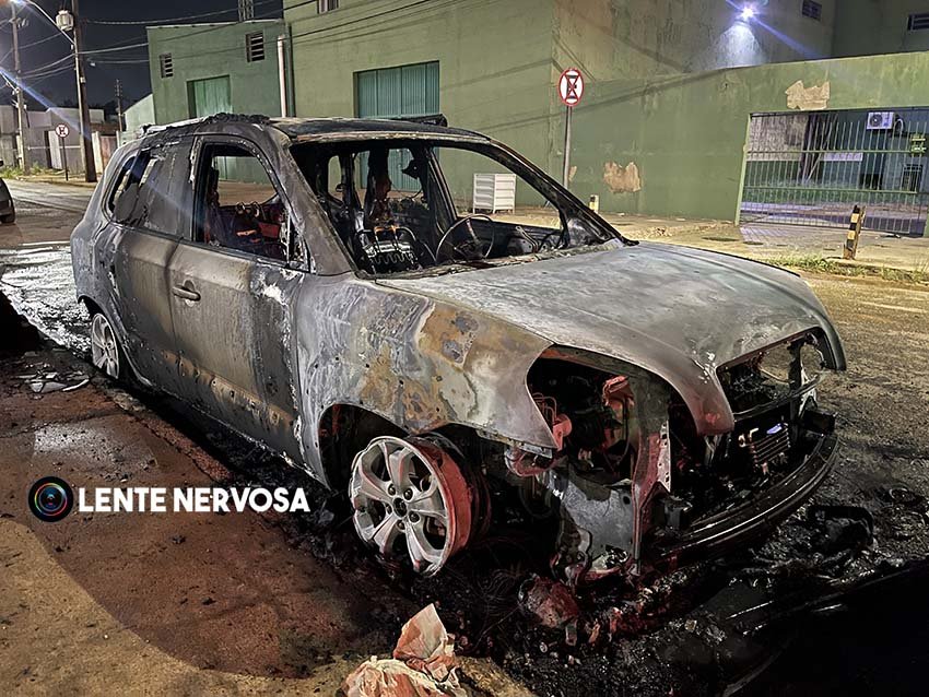 VÍDEO: dupla em moto ateia fogo em carro que fica completamente destruído