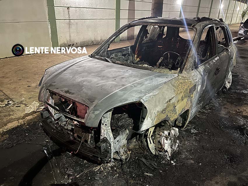 VÍDEO: dupla em moto ateia fogo em carro que fica completamente destruído