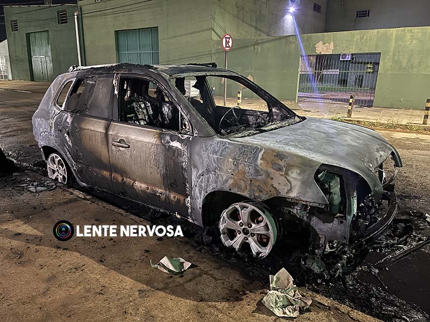 VÍDEO: dupla em moto ateia fogo em carro que fica completamente destruído