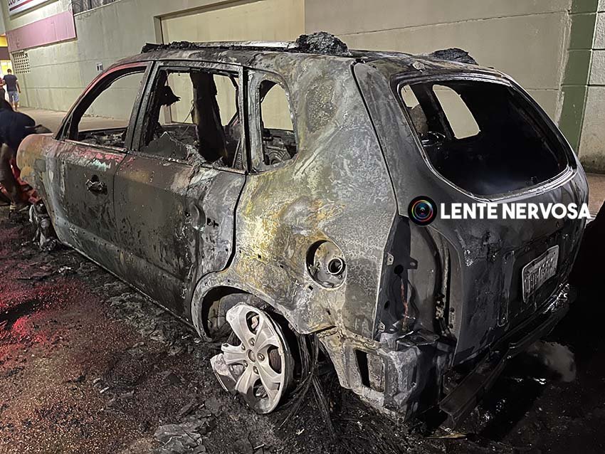 VÍDEO: dupla em moto ateia fogo em carro que fica completamente destruído