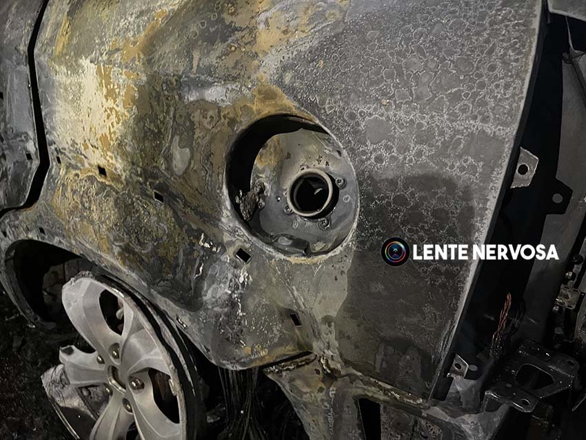 VÍDEO: dupla em moto ateia fogo em carro que fica completamente destruído