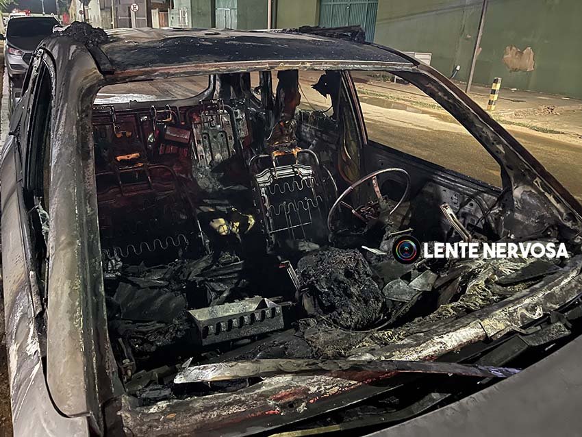 VÍDEO: dupla em moto ateia fogo em carro que fica completamente destruído