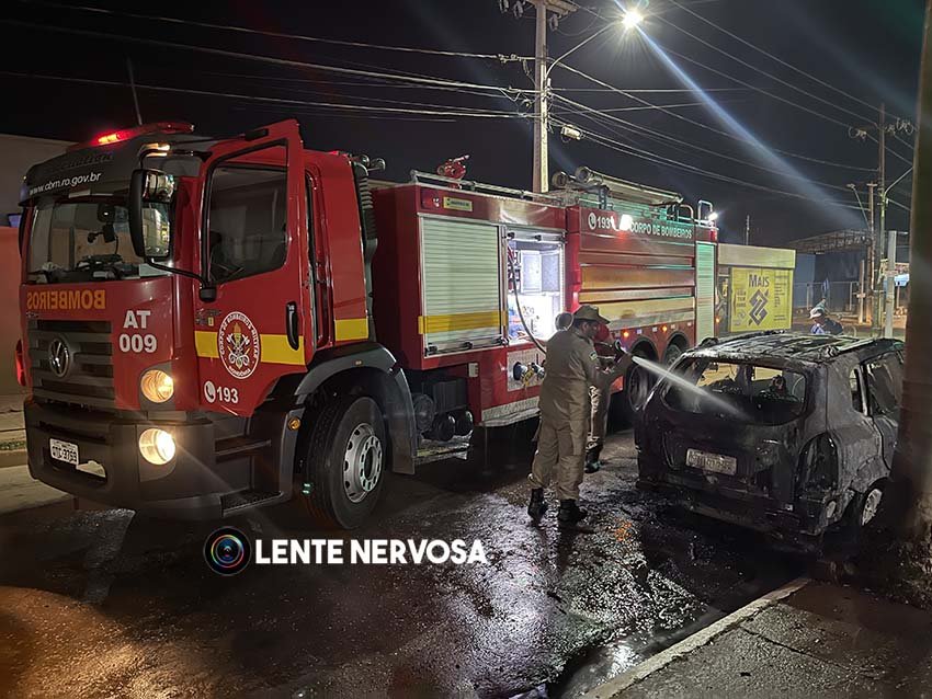 VÍDEO: dupla em moto ateia fogo em carro que fica completamente destruído