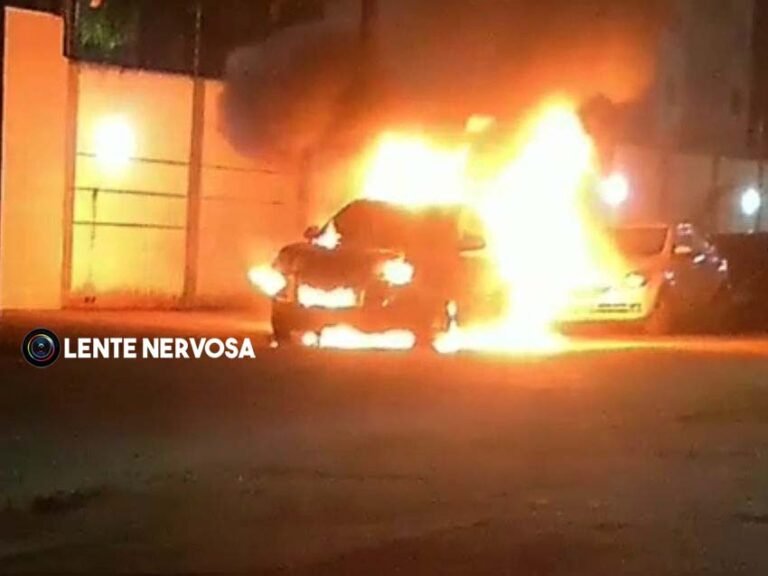 Últimas Notícias 3 VÍDEO: dupla em moto ateia fogo em carro que fica completamente destruído