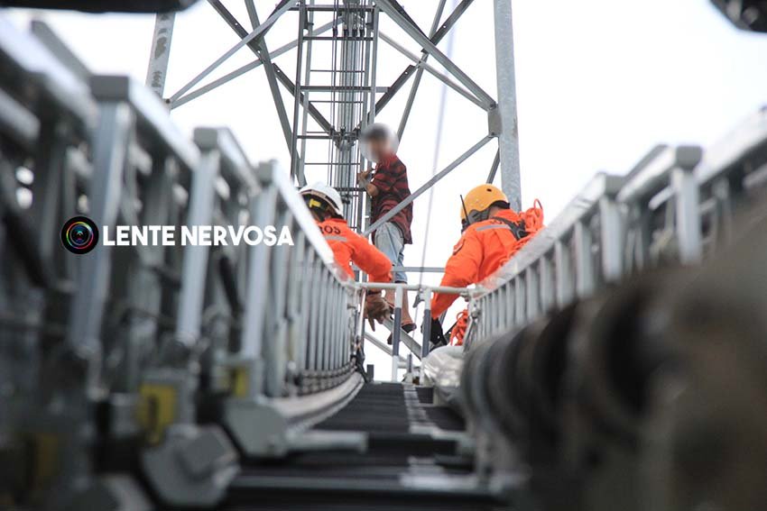 Jovem de 18 anos ameaçou se jogar de torre após término de namoro – VEJA FOTOS 1 Bombeiros