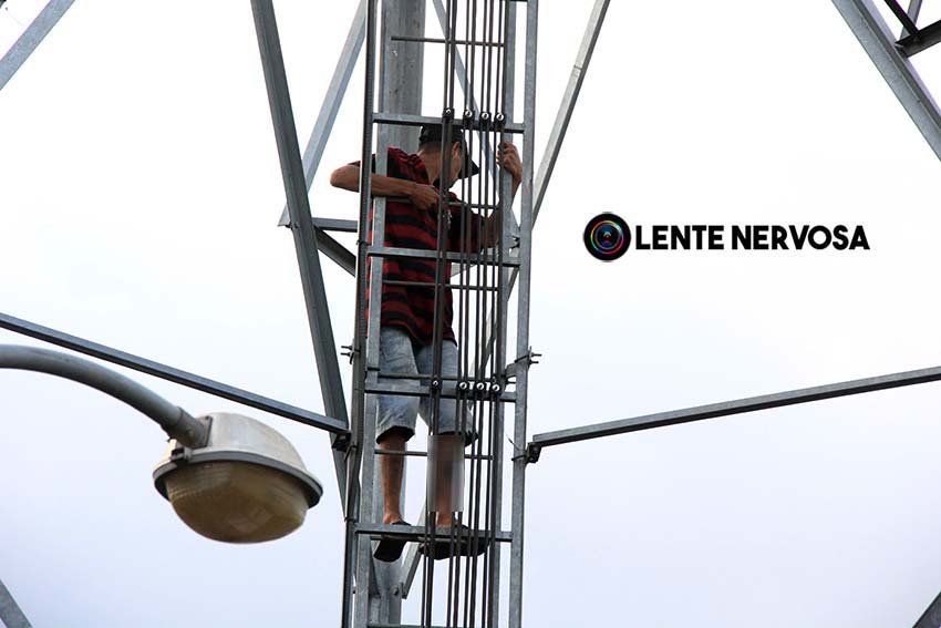 Jovem de 18 anos ameaçou se jogar de torre após término de namoro – VEJA FOTOS 7 Jovem de 18 anos ameaçou se jogar de torre após término de namoro – VEJA FOTOS
