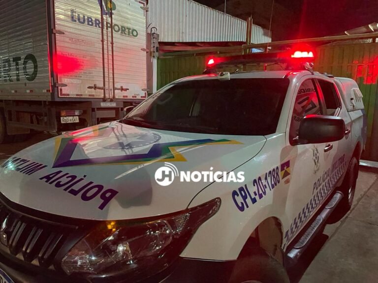 Últimas Notícias 4 Vítimas têm celulares roubados enquanto conversavam em frente à residência