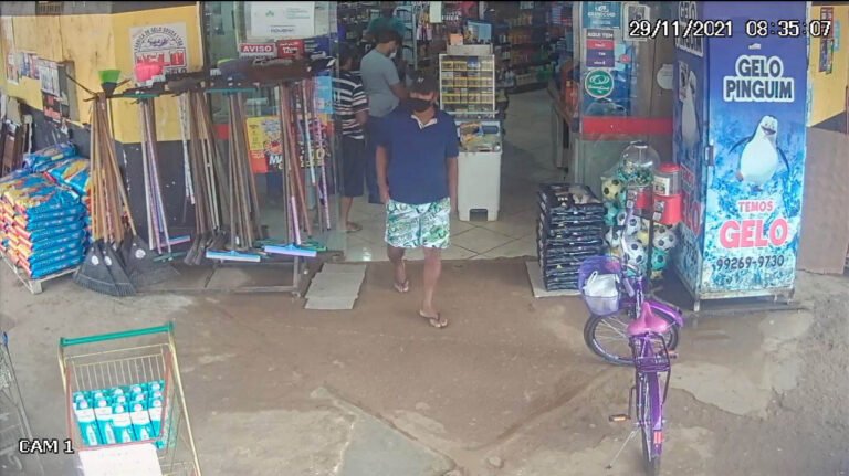 Vídeo: Homem furta bicicleta em comércio na zona sul da capital