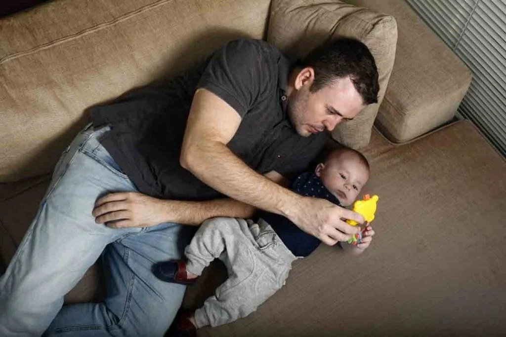 Médico da Marinha, pai gay sofre ataques após mostrar luta por bebê