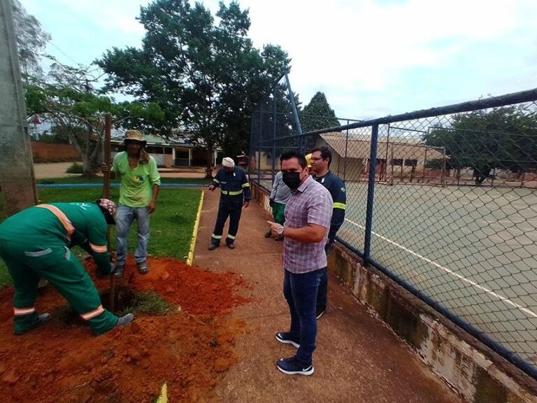 Iluminação é revitalizada na Praça Rio Candeias após pedido do Vereador Edimilson Dourado