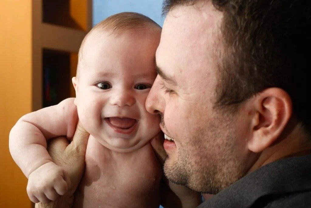 Médico da Marinha, pai gay sofre ataques após mostrar luta por bebê