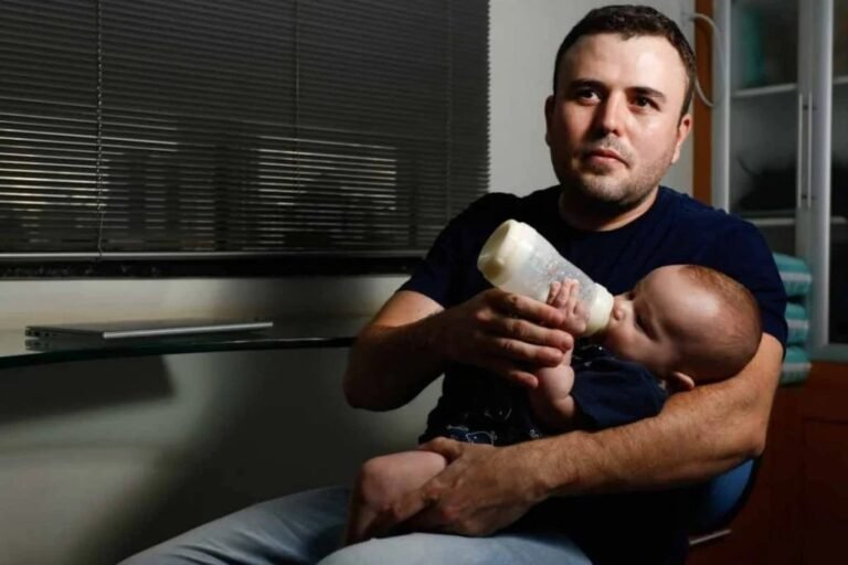 Últimas Notícias 8 Médico da Marinha, pai gay sofre ataques após mostrar luta por bebê