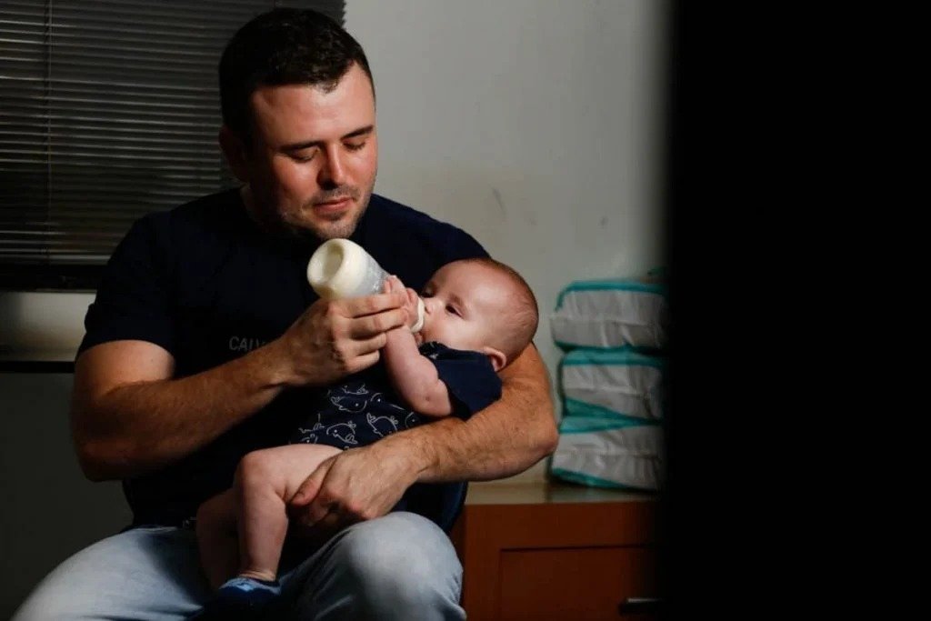 Médico da Marinha, pai gay sofre ataques após mostrar luta por bebê