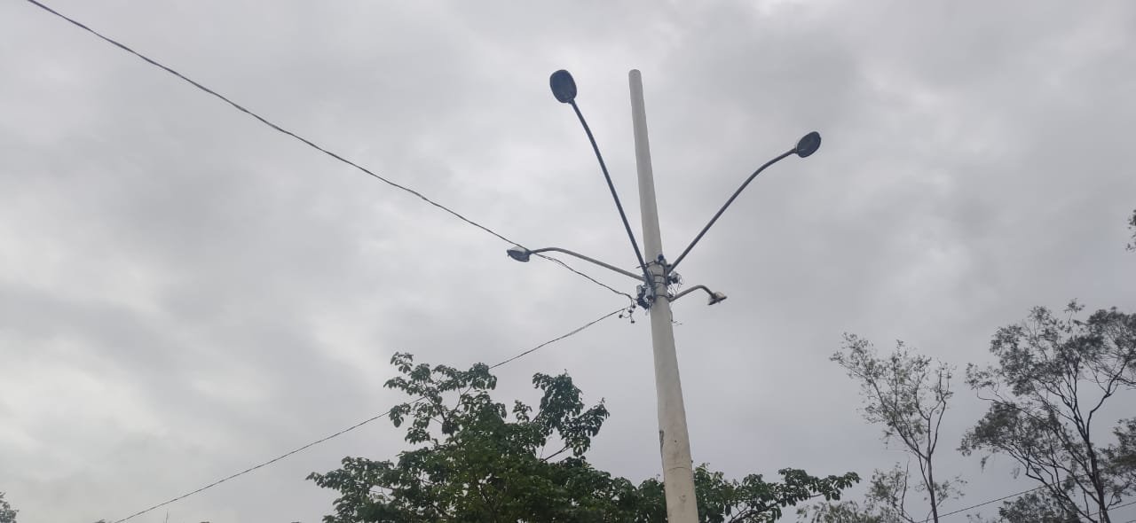 Iluminação é revitalizada na Praça Rio Candeias após pedido do Vereador Edimilson Dourado