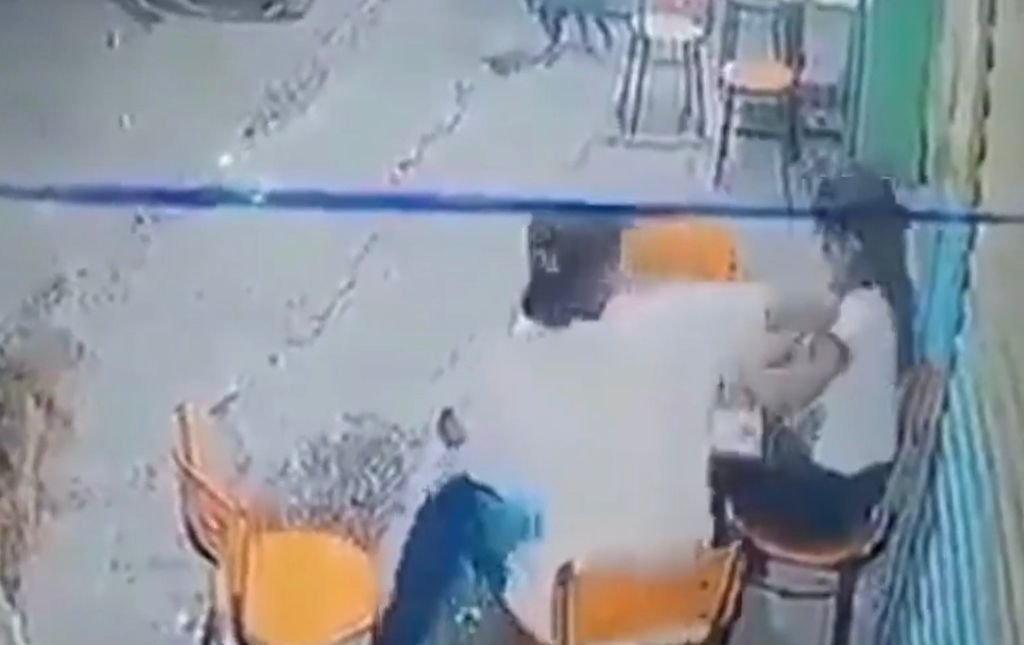 ‘Valentão’ se dá mal ao tentar espancar sua namorada em lanchonete; veja vídeo