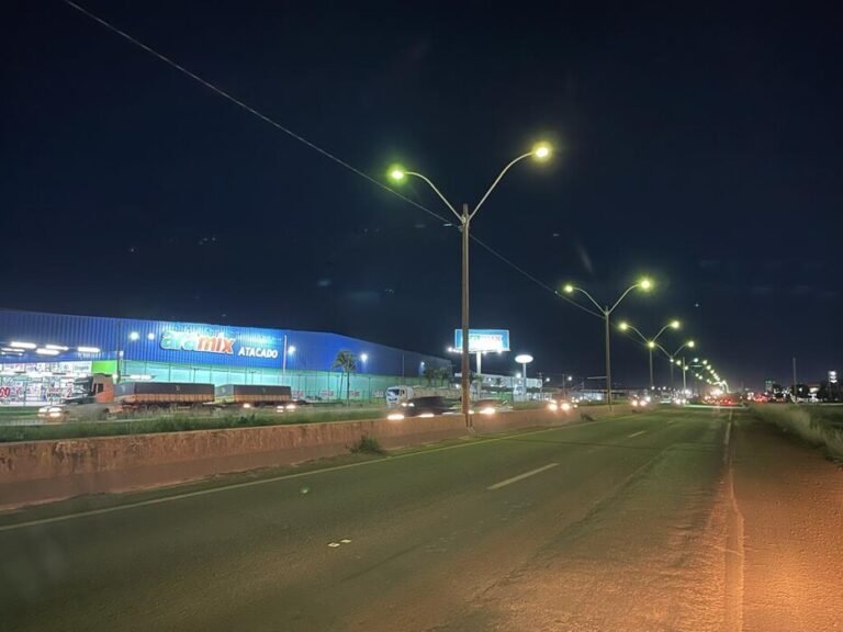 Após furtos e destruição de 15 postes, iluminação em trecho da BR-364 é restabelecida