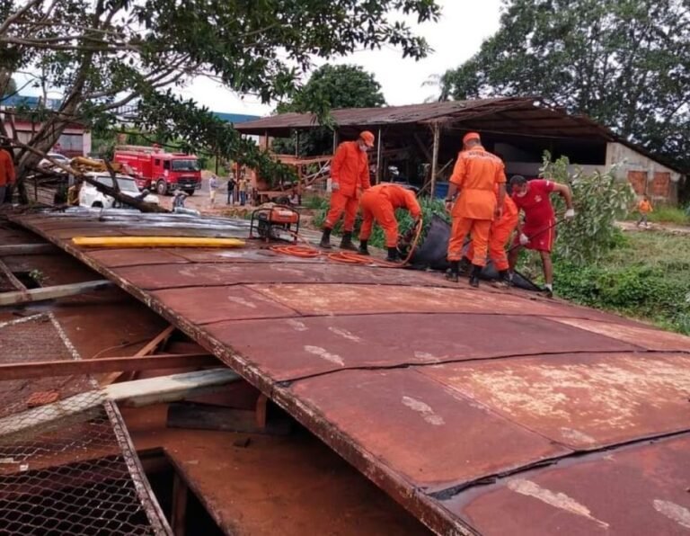 VÍDEO: Teto de embarcação desativada cai e mata trabalhador, em RO
