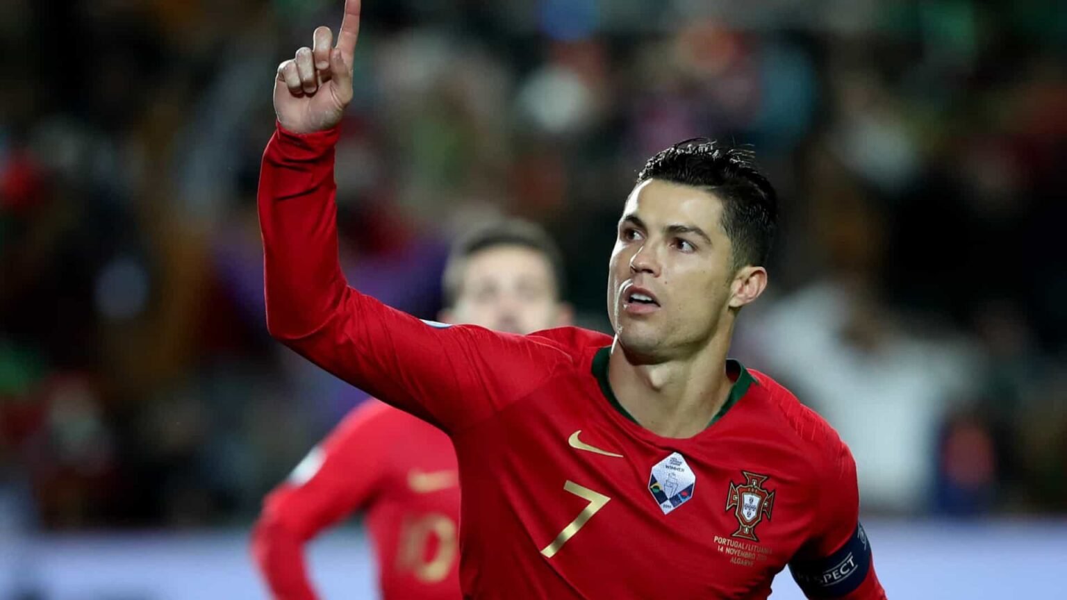Cristiano Ronaldo ironiza críticas: ‘Um dia somos perfeitos, no outro porcaria’