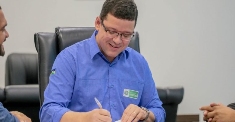 VOLTA DOS VIGILANTES – Governador Marcos Rocha desfaz “ideia de jerico” de Confúcio Moura nas escolas estaduais 1 VOLTA DOS VIGILANTES – Governador Marcos Rocha desfaz “ideia de jerico” de Confúcio Moura nas escolas estaduais