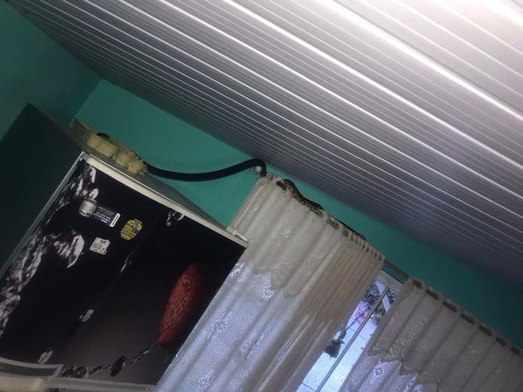 IMPRESSIONANTE - Mulher leva susto ao achar cobra em cima de geladeira