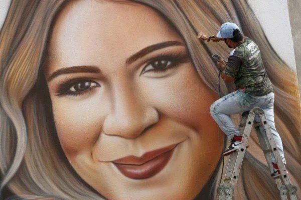 Artista que pintou Viola Davis e Juliette homenageia Marília Mendonça