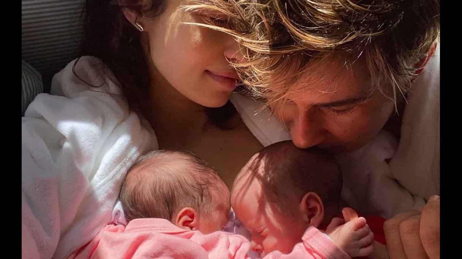 Nanda Costa e Lan Lanh postam foto das filhas gêmeas e revelam seus nomes