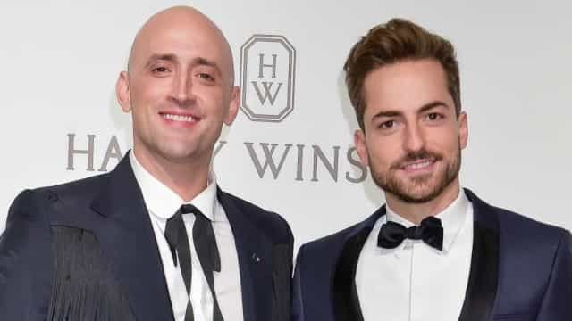 Thales Bretas doa figurino de Paulo Gustavo para leilão beneficente