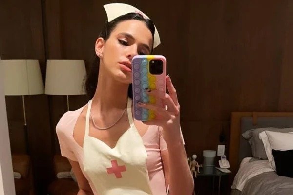 Fantasia de Bruna Marquezine revolta Conselho Regional de Enfermagem