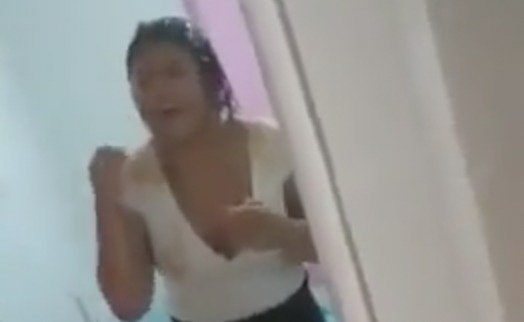 Amante ajoelha pedindo perdão da própria amiga após ser flagrada com o marido dela; veja vídeo