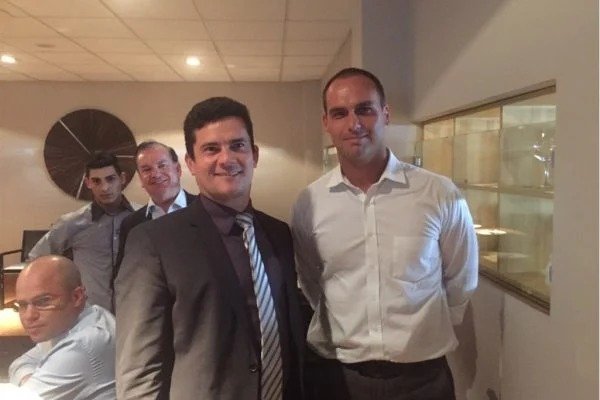 Eduardo ironiza filiação de Moro: “Outsider dos bumbuns gulosos”