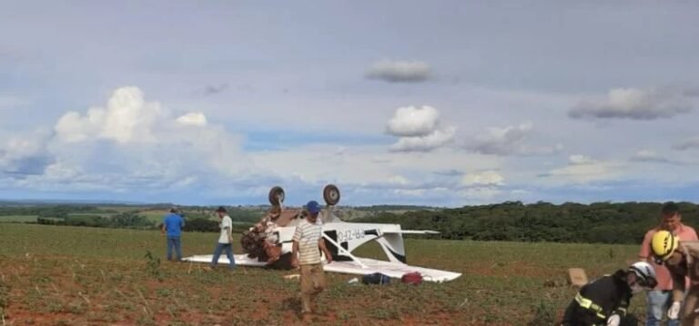 Avião fica destruído após cair de cabeça para baixo – VEJA VÍDEO