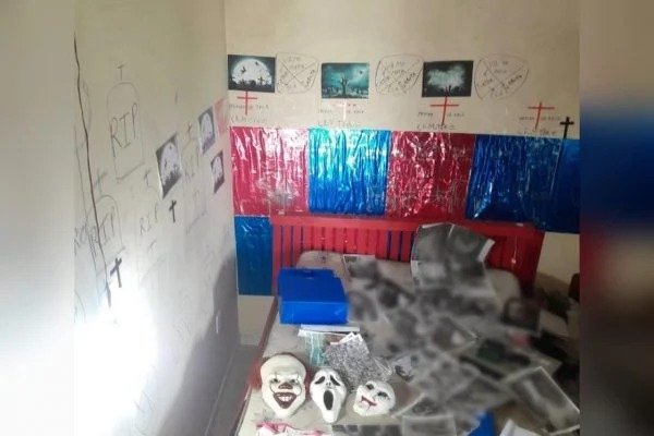 Polícia acha quarto “satânico” com máscaras e pornografia infantil