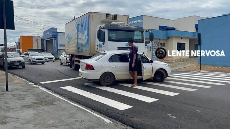 Carro é arrastado por caminhão em acidente na Avenida Abunã