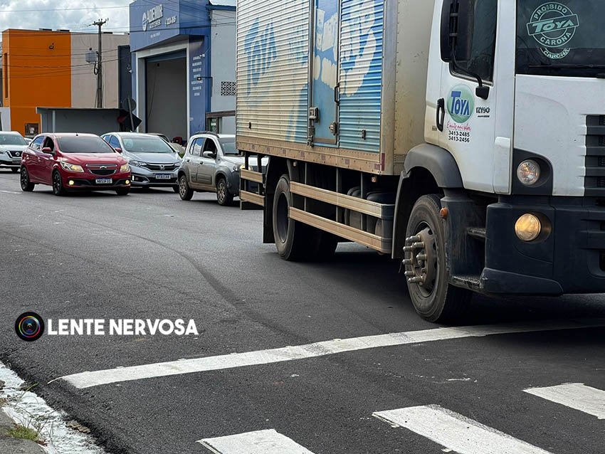 Carro é arrastado por caminhão em acidente na Avenida Abunã