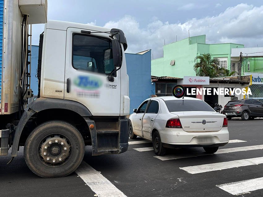 Carro é arrastado por caminhão em acidente na Avenida Abunã