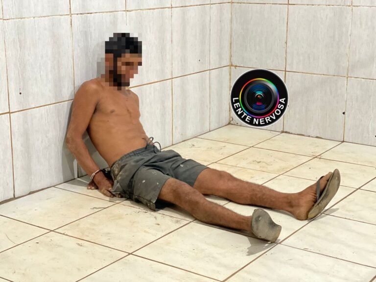 Últimas Notícias 6 Dupla armada com facão rouba bolsa de mulher que aguardava ônibus