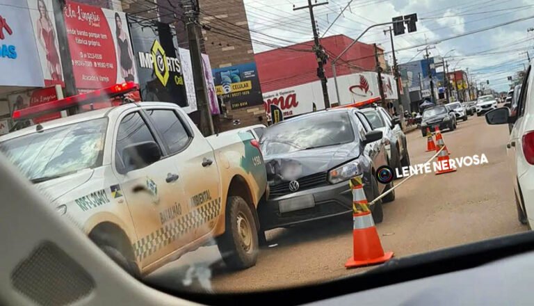 DEU RUIM – Motorista de aplicativo colide em traseira de viatura da Polícia Militar