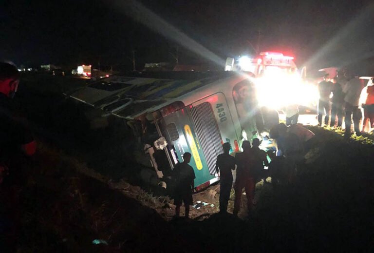 Vídeo: 19 pessoas ficam feridas após ônibus da Eucatur tombar na BR-364