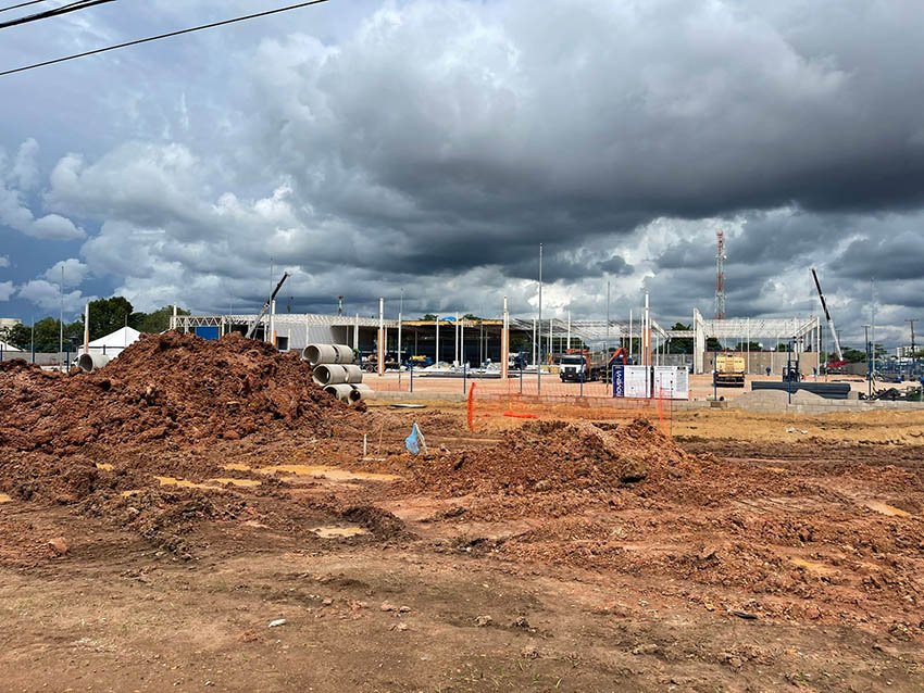 TRANSTORNO SEVERO – Obra do Assaí Atacadista deixa bairro inteiro sem água na capital