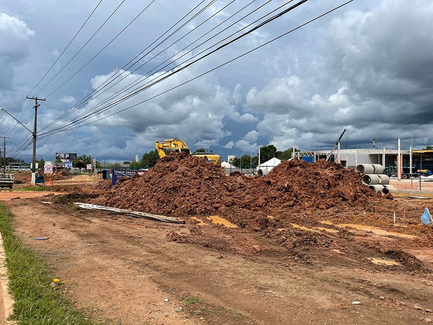 TRANSTORNO SEVERO – Obra do Assaí Atacadista deixa bairro inteiro sem água na capital