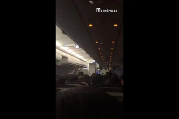 Vídeo: comandante retorna ao aeroporto após passageiro fumar no avião