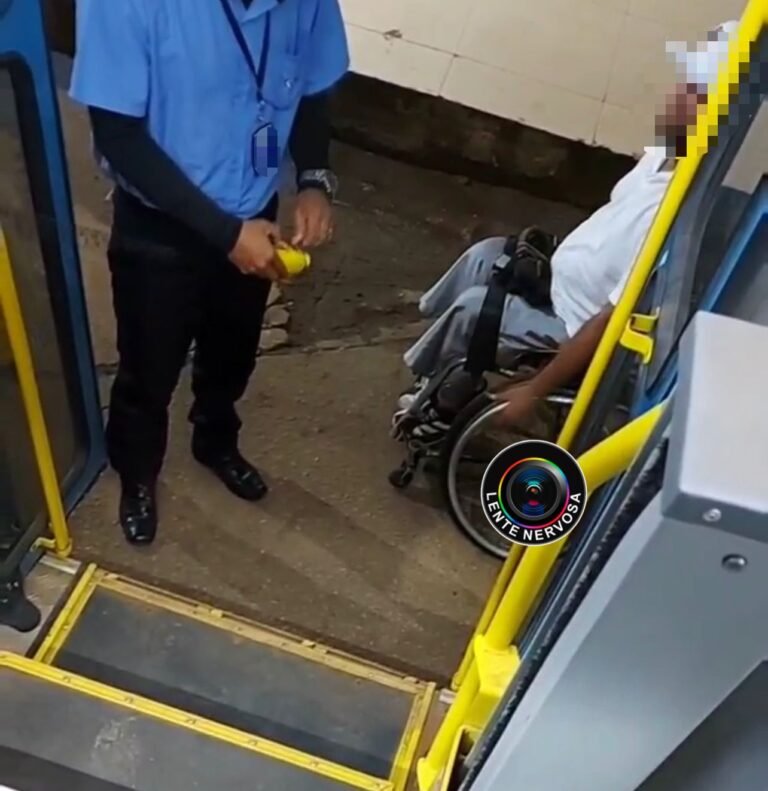 HUMILHANTE – Cadeirante é deixado para trás após elevador de ônibus não funcionar; veja o vídeo