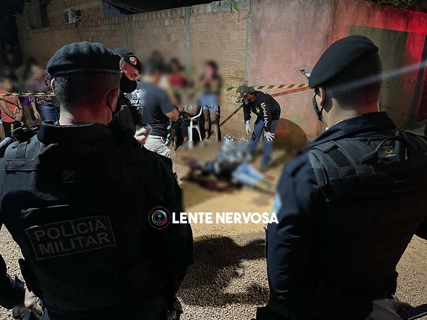 Vídeo: dupla em moto executa ex-presidiário à tiros em frente à igreja 6 Vídeo: dupla em moto executa ex-presidiário à tiros em frente à igreja