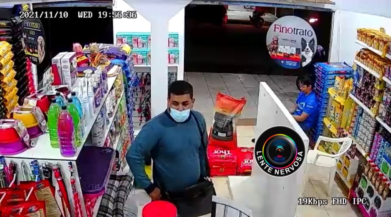 Vídeo: assaltante ameaça atirar em vítimas durante assalto em Pet shop na zona leste