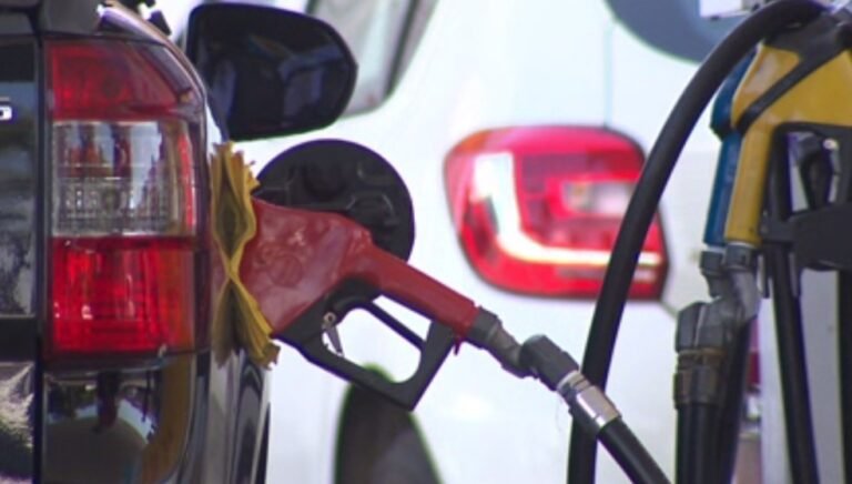Gasolina sobe 2,25% em uma semana e chega a custar quase R$ 8 o litro no Sul