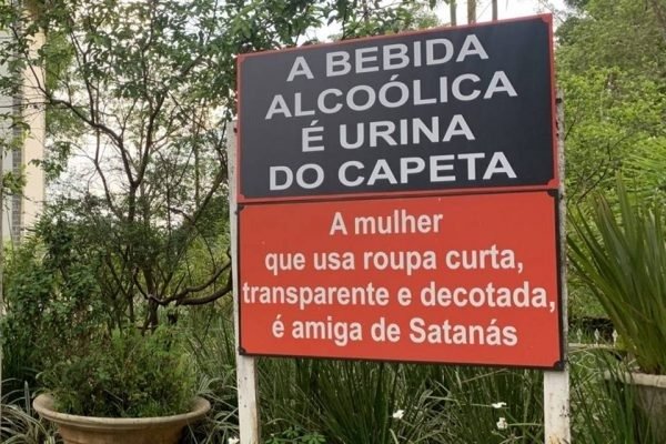 Placa em Goiás diz que mulher que usa roupa curta é amiga do satanás