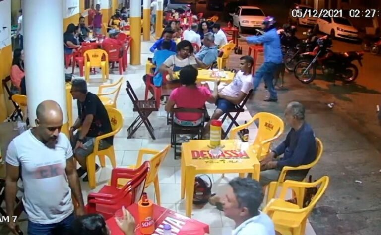 Ex-presidiário é executado a tiros em lanchonete; Câmera de segurança filmou toda ação