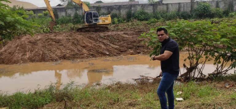 Semob realiza limpeza em canal no Bairro Castanheira a pedido do vereador Edimilson Dourado
