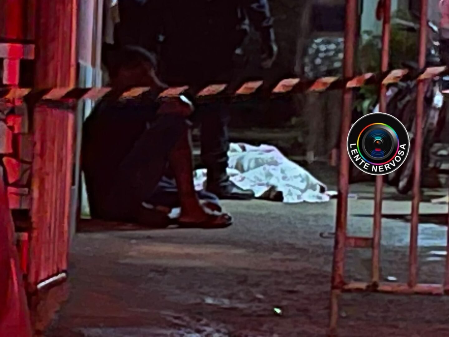 IDENTIFICADA – Homem invade vila de apartamentos e executa mulher a tiros – Vídeo