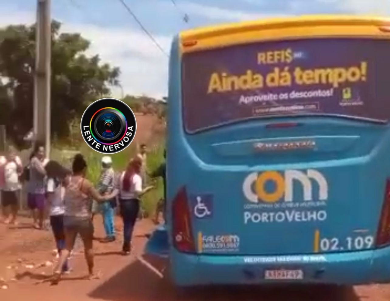 URGENTE – VÍDEO: Rodas de ônibus soltam e veículo quase tomba na zona sul de Porto Velho 1 URGENTE – VÍDEO: Rodas de ônibus soltam e veículo quase tomba na zona sul de Porto Velho